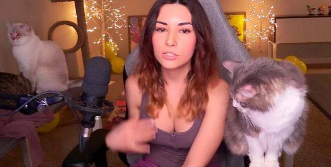 Twitch - Apex Legends - Alinity has previously starred in moments in which has questionable behaviour with their pets.