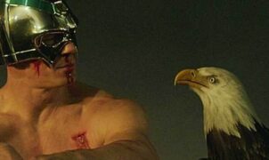 MOVIE NEWS - One of HBO Max's most popular series, Peacemaker has a particularly large fan base for its protagonist's overly cute and funny eagle, "Eagly". Although the eagle is entirely CGI, as we've learned, that wasn't always the case and at one point they even tried to use a real eagle "actor"...