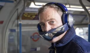TECH NEWS - Dyson has also stepped into the world of wearable technology with their new headphones. The product looks certainly strange but it does something very unique: it cleans air!
