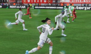 A player has confronted a bug in FIFA 23 that allows you to sign female footballers to male teams in career mode, documenting the bug with pictures.