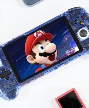 TECH REVIEW – Anbernic’s latest entry, the RG556, is a 5.48-inch Android-based handheld designed for emulation, featuring an AMOLED display and powered by a Unisoc T820 processor.
