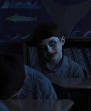 FILM REVIEW – Weapons immediately pulls you into that ominous, bone-deep suburban unease—the kind only the dead of night in the suburbs can conjure.