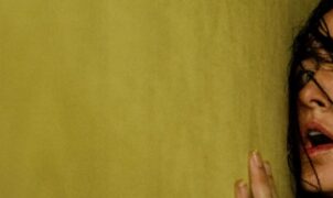 MOVIE REVIEW - Backrooms turns Kane Parsons’ internet-born nightmare into an A24 horror film, and not just any horror film: this is not a conventional scare machine, but a yellowing, fluorescent, psychological maze where fear does not jump at you, but slowly walls you in.